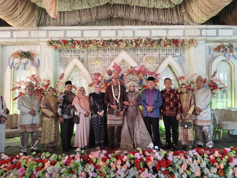 Neta Indian SP. (Cawabup) Menghadiri Dua Acara Pernikahan