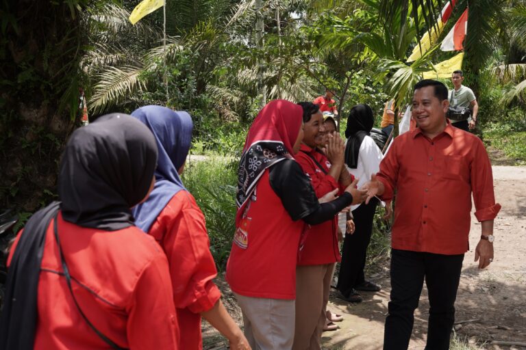 Masyarakat Yang Hadir Berteriak ASTA Menang Di Kabupaten Banyuasin