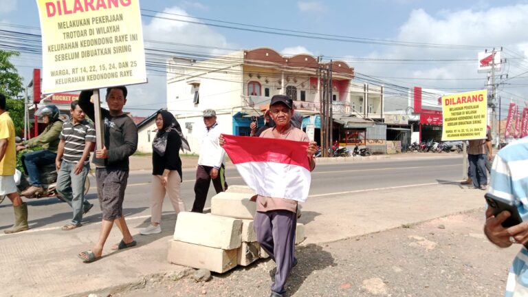 Tolak Pekerjaan Trotoar Di Wilayah Kedondong Raye