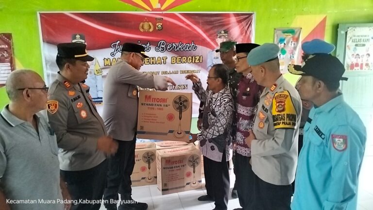 Pelajaran SDN 3 Muara Padang Terima Makanan Sehat Bergizi Dari Polres Banyuasin